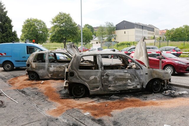 <p>
	Laut der Berufsfeuerwehr Chemnitz handelt es sich bei den ausgebrannten Autos um Fahrzeuge der Stadtverwaltung. Insgesamt waren drei Einsatzfahrzeuge der Berufsfeuerwehr mit elf Rettungskräften vor Ort. Verletzt wurde niemand.</p>
