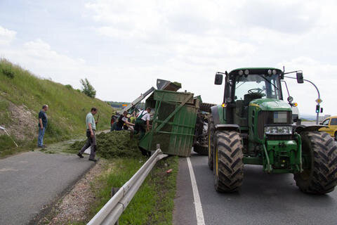 <p>
	Der Fahrer eines Traktor John-Deere mit Anhänger wollte von St.Egidien kommend nach links auf die B180 in Richtung Langenchursdorf abbiegen.</p>
