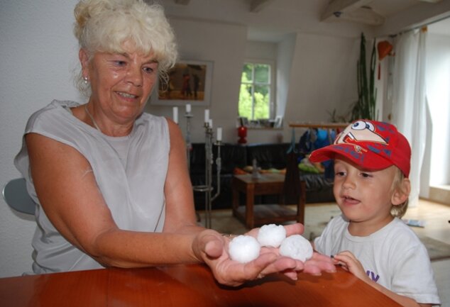 <p>
	<span class="TextDown">Erika Schmidt und ihr Enkel aus Limbach-Oberfrohna haben die golfball-großen Hagelkörner in der Kühltruhe aufgehoben. </span></p>
