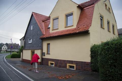 <p>
	Bei einem Wohnhaus in Langenchursdorf zerstörte der Hagel sogar einige Dachziegel.</p>

