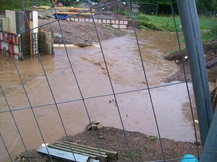 <p>
	Die Baustelle am Sahnbach wurde überflutet.</p>
