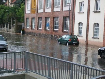 <p>
	Die Leipziger Straße am Textilmuseum in Crimmitschau wurde überflutet.</p>
