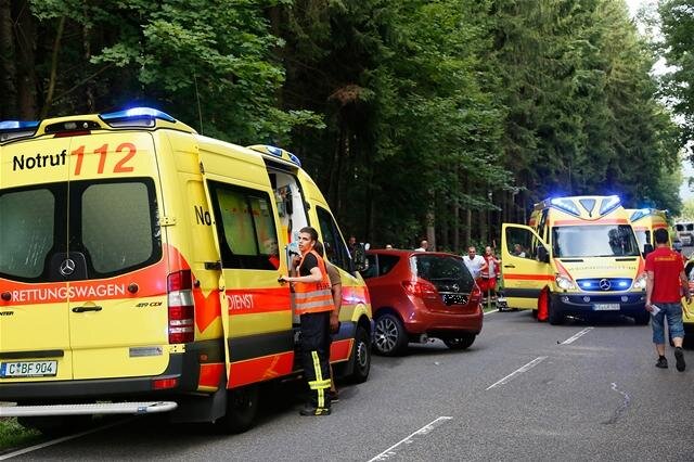 <p>
	An der Unfallstelle waren die Freiwillige Feuerwehr Erdmannsdorf, ein Notarzt und ein Rettungshubschrauber im Einsatz. Die Staatsstraße war für ca. zwei Stunden voll gesperrt.</p>
