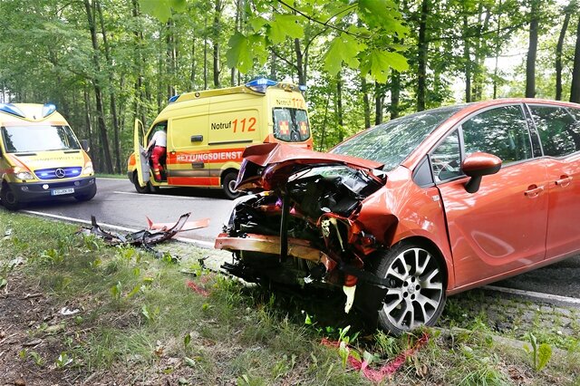 <p>
	Der 75-jährige Opel-Fahrer sowie die 35-jährige Fahrerin des Audi und zwei zehnjährige Insassinnen des Audi kamen mit schweren Verletzungen in ein Krankenhaus. Ein vier Monate alter Säugling im Auto wurde leicht verletzt und zur Beobachtung ins Krankenhaus eingeliefert.</p>

