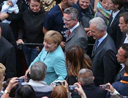 <p>
	<span class="Text">Begleitet wurde Merkel von Verteidigungsminister Thomas de Maizière und Ministerpräsident Stanislaw Tillich.</span></p>
