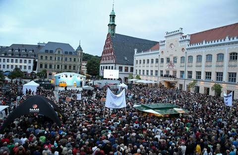 <p>
	Rund 5000 Menschen verfolgten den Wahlkampf-Auftritt der Kanzlerin.</p>
