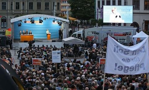 <p>
	Angela Merkel, die noch am Vorabend bei RTL mit Bürgern im TV-Studio am Wohnzimmertisch kuscheln durfte, hatte nun in Zwickau Gelegenheit, den Bürgern ihre Politik zu erklären.</p>
