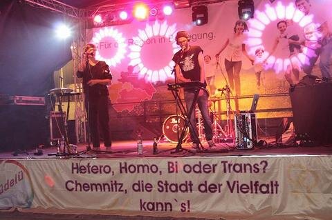 <p>
	Das schwul-lesbisch-bi-hetero-trans-Parkfest &quot;Tüdelü&quot; hat am Samstag in Chemnitz seine zweite Auflage erlebt.&nbsp;</p>
