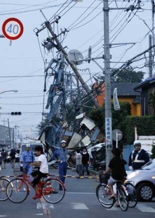 <p>
	In der Präfektur Saitama waren rund 30.000 Haushalte ohne Strom. Der Versorger Tokyo Electric Power nannte einen Blitzeinschlag als möglichen Grund für den Ausfall.</p>
