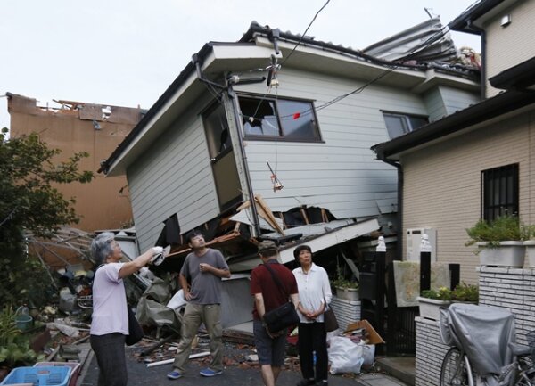 <p>
	Ein Tornado hat schwere Verwüstungen in Teilen Ostjapans angerichtet. Alleine in der Stadt Koshigaya nördlich von Tokio seien mindestens 27 Menschen verletzt worden, teilte die Polizei mit.</p>
