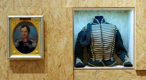 <p>
	„Helden nach Maß“ lautet der Titel der Schau, die bis zum 5. Januar 2014 zu sehen ist. Im Bild: <span class="Text">Das Porträt von Friedrich Wilhelm III. (1770-1840) hängt neben einer Uniform für höhere Ränge. </span></p>
