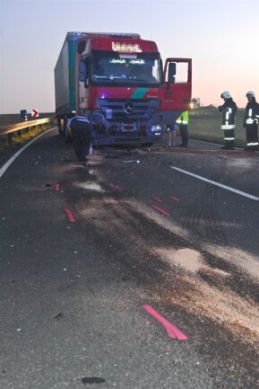 <p>
	Der 25-jährige Fahrer des Lkw Mercedes blieb unverletzt. Auf insgesamt ca. 17.000 Euro wurde der entstandene Sachschaden geschätzt.</p>
