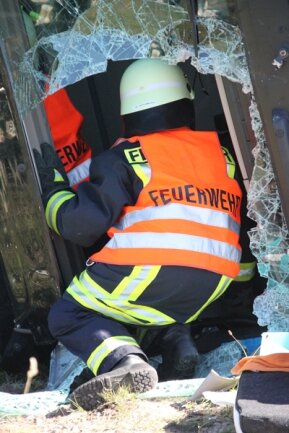 <p>
	Im Einsatz waren 40 Feuerwehrleute aus Schönheide, Hundshübel und Stützengrün.</p>
