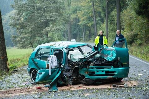 <p>
	Bei einem schweren Unfall auf der B 171 zwischen Hallbach und Pfaffroda (Erzgebirgskreis) ist am Dienstagfrüh eine Autofahrerin verletzt worden.</p>
