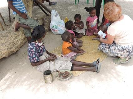 <p>
	Zu Besuch in einem Kraal, eineTante dieser Kinder fertigt für Touristen Schalen aus Riedgras an.</p>
