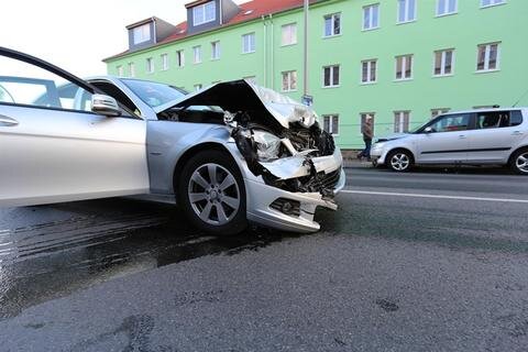 <p>
	Beim Zusammenstoß eines Skoda und eines Mercedes auf der B 173 / Ecke Brückenstraße in Freiberg sind am Mittwoch drei Menschen verletzt worden.&nbsp;</p>
