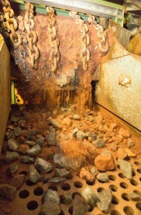 <p>
	Die eigentliche Besonderheit des Bergwerks besteht darin, dass unter Tage - in zwei Kavernen - eine 65 Meter lange und 14 Meter hohe maßgeschneiderte Aufbereitungsanlage errichtet wurde.</p>
