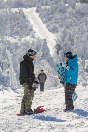<p>
	Die Skisportbedingungen haben sich verbessert. Auch wenn noch keine Abfahrt möglich ist, versuchten sich ein paar Besucher auf dem Snowboard.</p>

