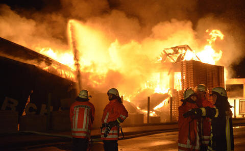 <p>
	Die Flammen eines Großbrandes bei Braunschweig lodern immer wieder auf.</p>
