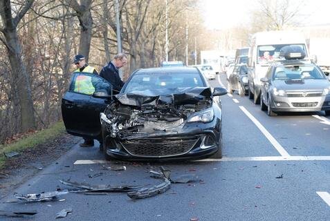 <p>
	Wie die Polizei informierte, war ein 35-Jähriger mit seinem Opel bei Rot an einer Ampel an der Einmündung Winklhoferstraße auf einen verkehrsbedingt haltenden Renault aufgefahren.</p>
