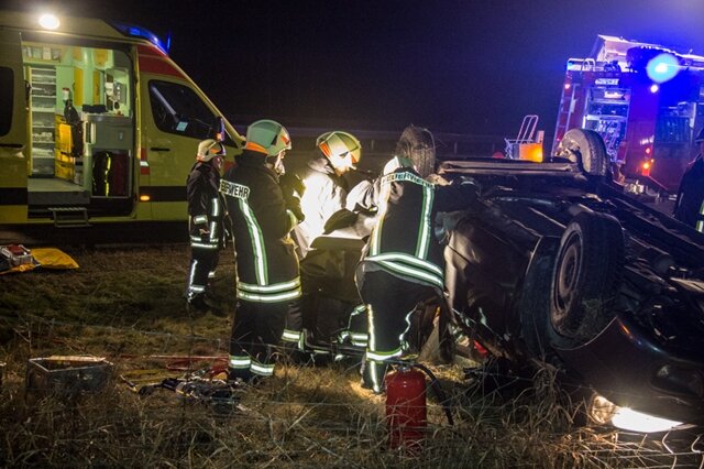 <p>
	Bei dem Unfall wurde der 16-jährige Beifahrer im Fahrzeug eingeklemmt und musste von der Feuerwehr befreit werden.</p>
