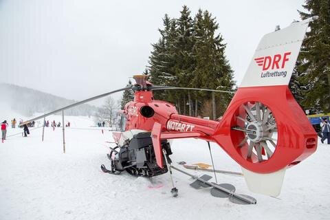 <p>
	Ein Hubschrauber der Deutschen Rettungsflugwacht ist am Sonntag bei der Landung am Fichtelberg ins Rutschen gekommen. </p>
