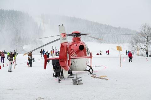 <p>
	Als die Maschine rutschte, konnten die Mitarbeiter der bereitstehenden Bergwacht nur noch schnellstmöglich das Weite suchen. Das beim Skifahren verletzte Kind kam per Rettungswagen ins Krankenhaus.</p>
