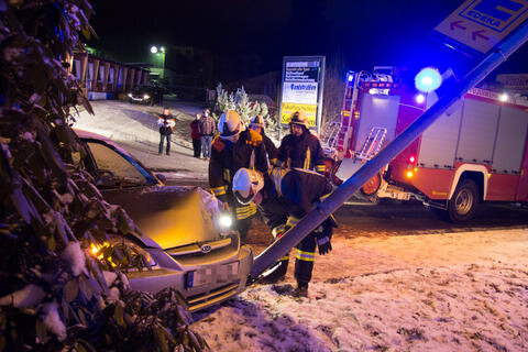 <p>
	Auf der schneeglatten Zeisigstraße ist dieses Auto Sonntagnacht in Hohenstein-Ernstthal ins Rutschen gekommen...</p>
