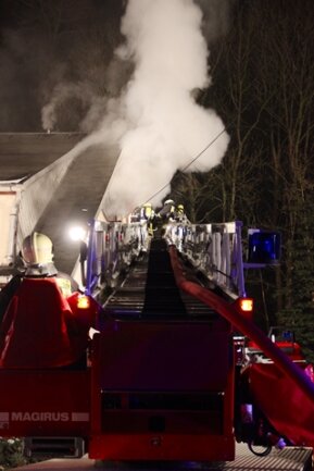 <p>
	Die Feuerwehren aus Sosa, Eibenstock, Bockau und Aue waren mit rund zehn Fahrzeugen im Einsatz, darunter der Drehleiter-Wagen aus Aue.</p>
