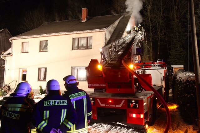<p>
	Bei einem Schwelbrand am Dienstag in einem Wohnhaus in Sosa ist das Obergeschoss schwer beschädigt worden. Verletzt wurde jedoch niemand.</p>
