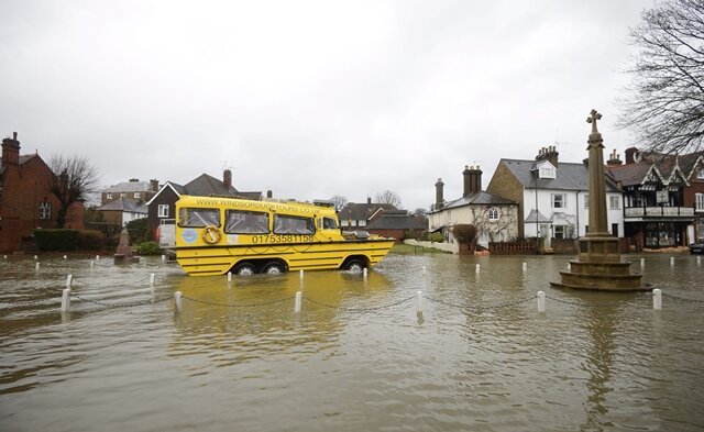 <p>
	Die steigenden Hochwasserfluten in Teilen Englands haben nach wochenlangen Problemen den britischen Premierminister David Cameron auf den Plan gerufen.</p>
