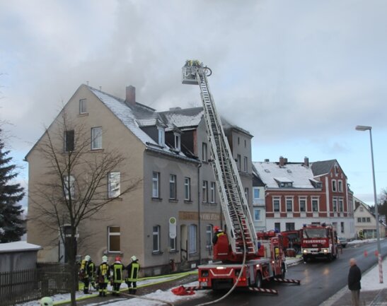 <p>
	Die restlichen Bewohner des Hauses konnten unverletzt evakuiert werden. Die Hauptstraße in Schönheide ist derzeit voll gesperrt.</p>
