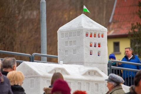 <p>
	Trotz milder Temperaturen wurden am Sonnabend sieben große Schneeskulpturen gebaut – darunter die Kirchen beider Orte und eine Matroschka als Gruß für die Wintersportler bei den olympischen Winterspielen in Sotschi.</p>
