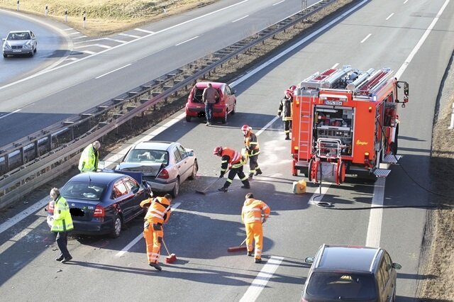 <p>
	Verletzt worden sind die Skodafahrerin und ihre drei Insassen sowie der Mercedesfahrer. Die Sachschäden belaufen sich auf rund 20.000 Euro.</p>
