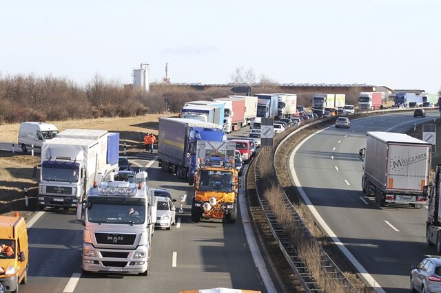 <p>
	Wegen eines schweren Unfalls ist die Autobahn 72 zwischen Plauen-Ost und -Süd am Montagmorgen für gut eine Stunde voll gesperrt gewesen. Der Rückstau reichte zeitweise bis zur Anschlussstelle Treuen, teilte die Polizei mit.</p>
