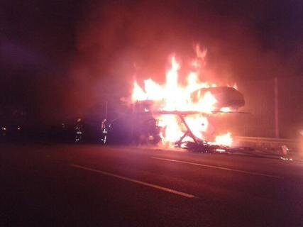 <p>
	Auf der Autobahn 4 bei Chemnitz ist ein Autotransporter in Flammen aufgegangen.</p>

