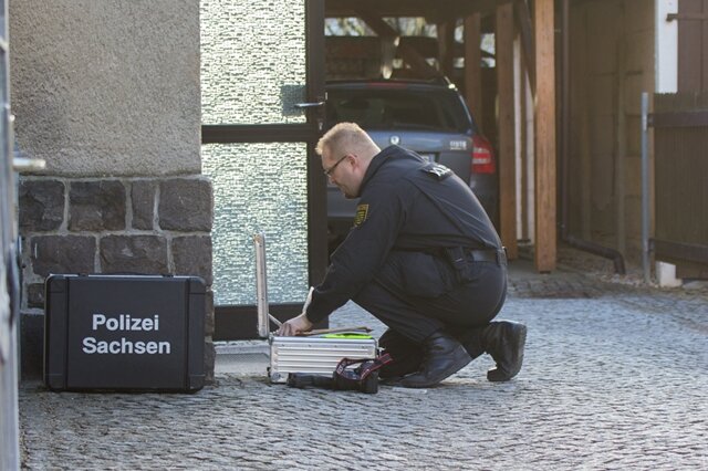 <p>
	Bei einer Explosion im Dachgeschoss eines Wohn- und Geschäftshauses in Limbach-Oberfrohna ist am Samstagnachmittag ein 54-jähriger Mann schwer verletzt worden.</p>
