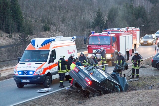 <p>
	Etwa 17.30 Uhr war ein 50-jähriger Volvo-Fahrer, der aus Richtung Annaberg kam, auf der Bundesstraße 95 am Ortseingang Oberwiesenthal verunglückt.</p>
