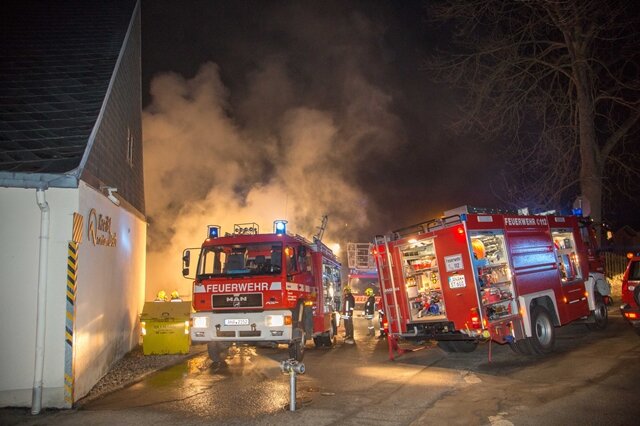 <p>
	Ein Stapel Europaletten ist in der Nacht zum Mittwoch vor einer Motorradwerkstatt in Annaberg-Buchholz in Flammen aufgegangen.</p>
