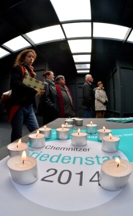 <p>
	Kerzen zum Gedenken an die Bombenopfer brannten hier im begehbaren Friedenskreuz auf dem Markt in Chemnitz</p>
