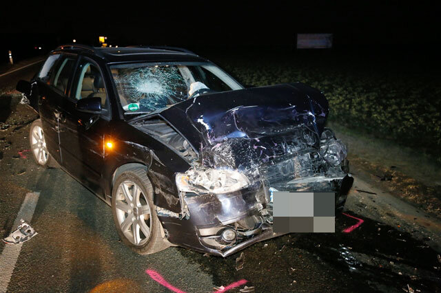 <p>
	Bei dem Unfall wurden der 50-jährige Audi-Fahrer und die 59-jährige Transporter-Fahrerin schwer verletzt. Die Staatsstraße war für etwa zwei Stunden voll gesperrt.</p>
