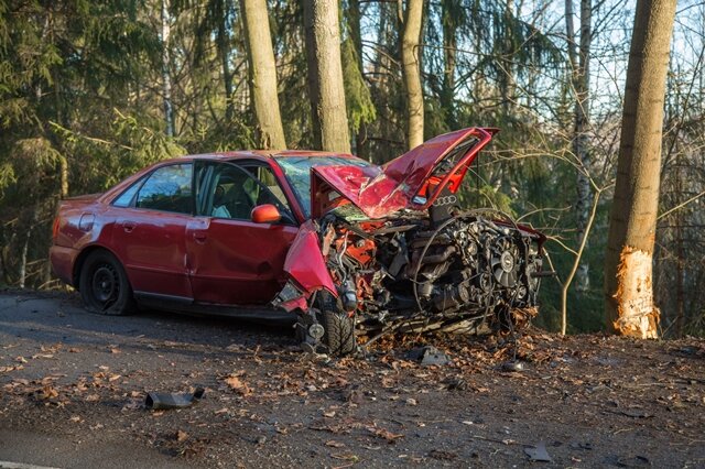 <p>
	Die Fahrerin eines Audi A4 ist in einem Waldstück nach rechts von der Fahrbahn abgekommen und frontal gegen einen Baum geprallt.</p>
<p>
	&nbsp;</p>
