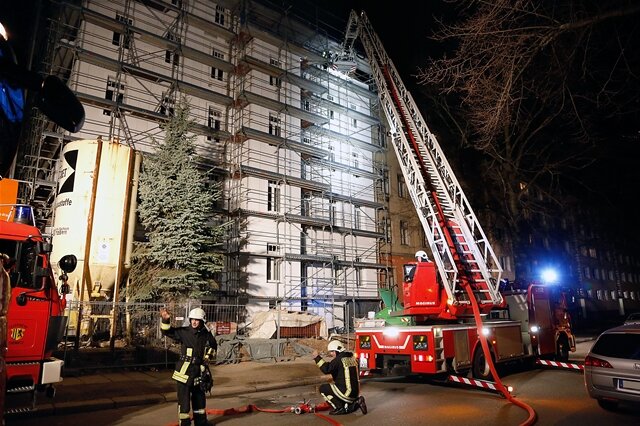 <p>
	Ein Mehrfamilienhaus in der Mozartstraße stand am Freitagabend in Flammen.</p>
