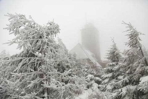 <p>
	Und noch mal ein wenig Winter. Über Nacht sind auf dem Fichtelberg gut fünf Zentimeter Neuschnee gefallen.</p>

