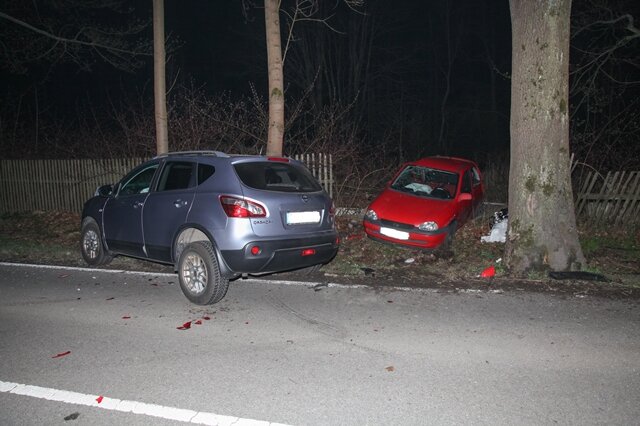 <p>
	Nach Angaben der Polizei ist ein 50-jähriger Nissan-Fahrer aus bislang ungeklärter Ursache zu weit auf die linke Fahrspur geraten und mit einem entgegenkommenden Opel zusammengestoßen.</p>
