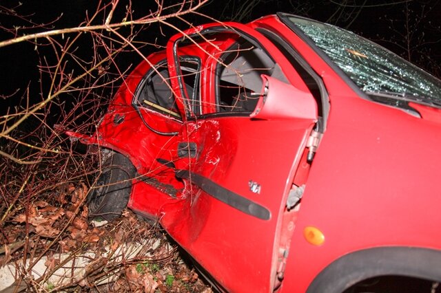<p>
	Der 18-jährige Opel-Fahrer, sein 16-jähriger Beifahrer sowie die 72-jährige Beifahrerin im Nissan wurden schwer verletzt.</p>
