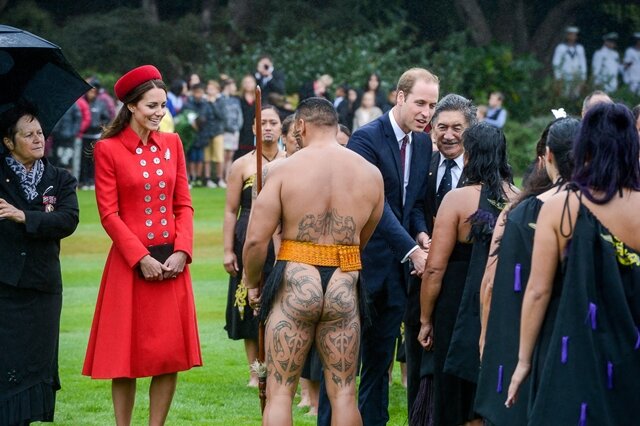 <p>
	Prinz George verfolgte das Treiben aus sicherer Distanz von einem Fenster im zweiten Stock aus - auf den Armen seines spanischen Kindermädchens. Von dort war auch zu sehen, wie William und Kate einen breitschultrigen und an den Pobacken reichtätowierten Maori- Tänzer begrüßten.</p>
