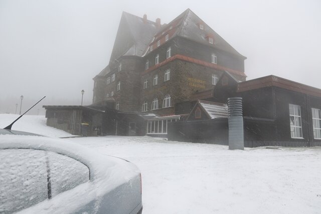 <p>
	Im Moment herrscht in Oberwiesenthal leichter Schneefall bei -2°C.</p>
