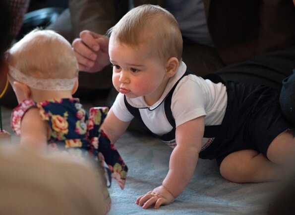<p>
	Prinz George sei ein großes Baby und habe keine Angst, das Kommando beim Spielen zu übernehmen, sagte Grant Collinge, einer der Väter beim Play-Date.</p>
