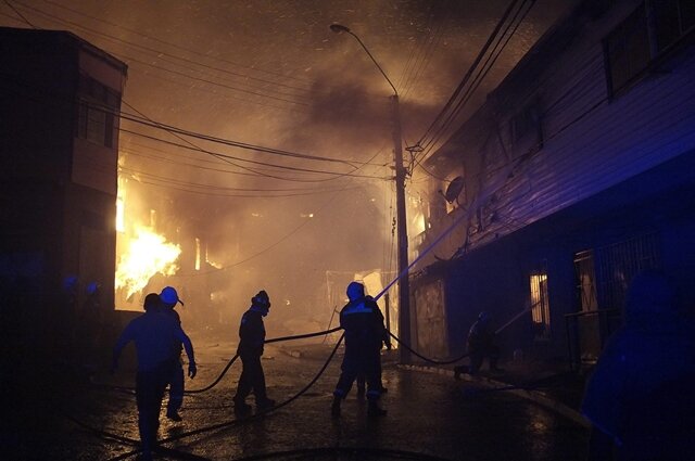 <p>
	Auf Fernsehbildern war eine riesige Flammenwand zu sehen - das Feuer fraß sich durch die Häuser. Der Brand sei zwar eingedämmt, allerdings noch nicht unter Kontrolle, sagte Peñailillo am frühen Sonntagmorgen.</p>
